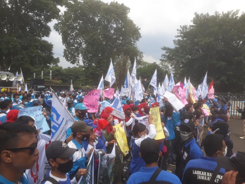 Ratusan buruh yang tergabung di Serikat Pekerja Nasional (SPN) Provinsi Jawa Barat melakukan aksi demonstrasi di Jalan Diponegoro tepatnya di depan kantor Gedung Sate, Rabu (17/11).