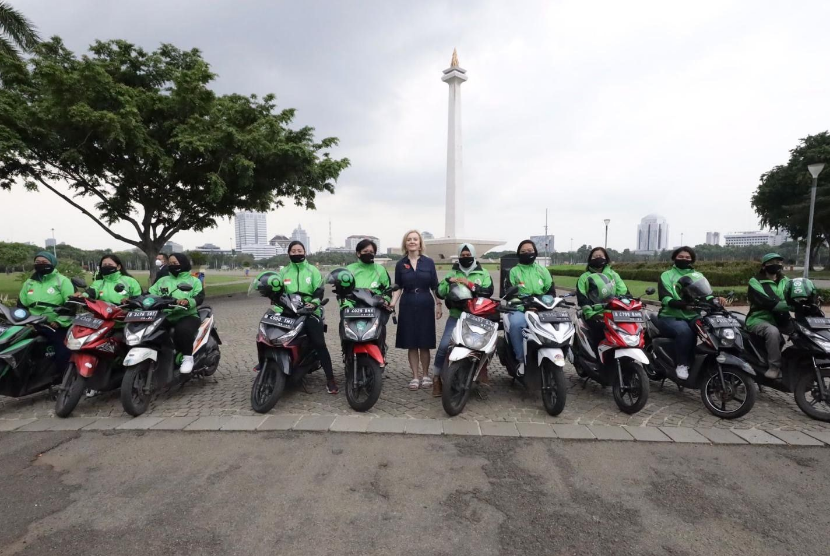 Menteri Luar Negeri Inggris Liz Truss (tengah) bersama para pengemudi  perempuan Gojek di Monas, Jakarta, 12 November.