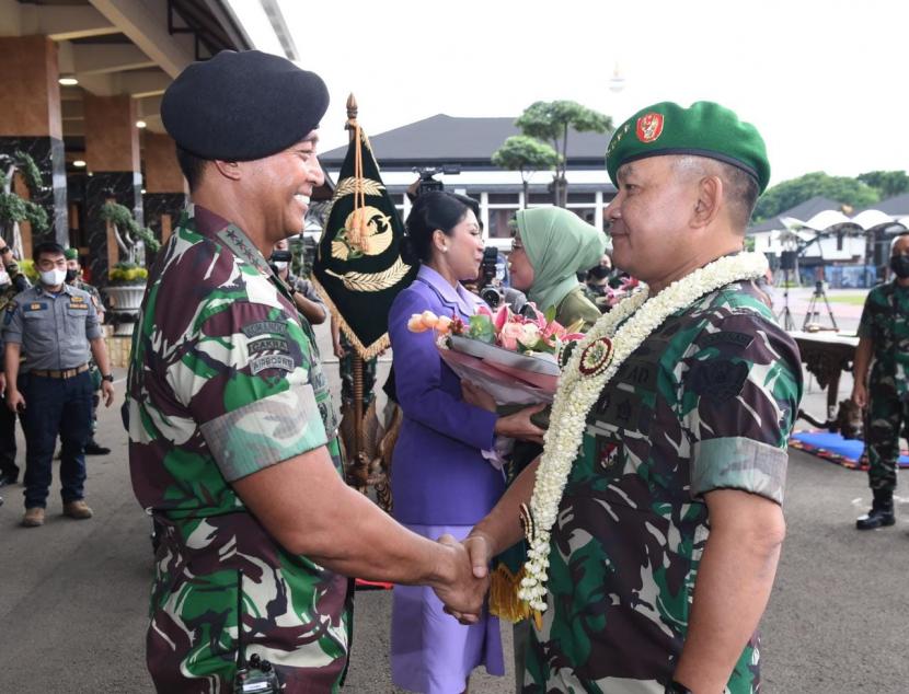 Panglima TNI Jenderal Andika Perkasa dan Kepala Staf Angkatan Darat (KSAD) Jenderal Dudung Abdurachman. Dudung membantah isu renggang dengan Panglima TNI 