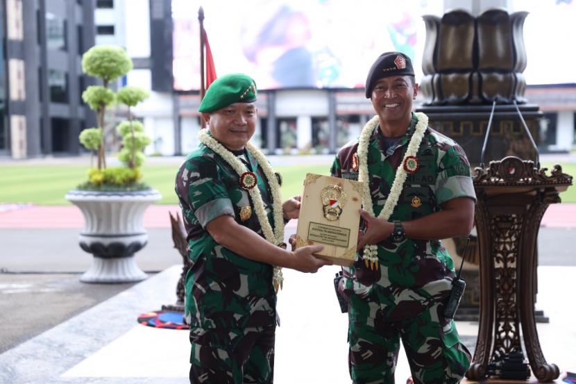 Panglima TNI Jenderal Andika Perkasa resmi menyerahkan tugas dan tanggung jawab jabatan Kepala Staf Angkatan Darat (KSAD) kepada Jenderal Dudung Abdurachman melalui upacara serah terima jabatan (sertijab) yang digelar secara internal di lantai dasar Gedung E Markas Besar Angkatan Darat, Jakarta, Jumat (19/11). 