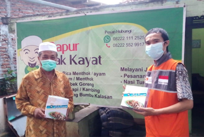 Usaha “Dapur Pak Kayat” menjadi salah satu UKM yang mendapatkan pendampingan dari program Bantuan Wirausaha kerja sama YBM PLN Pusmanpro dan Rumah Zakat. 