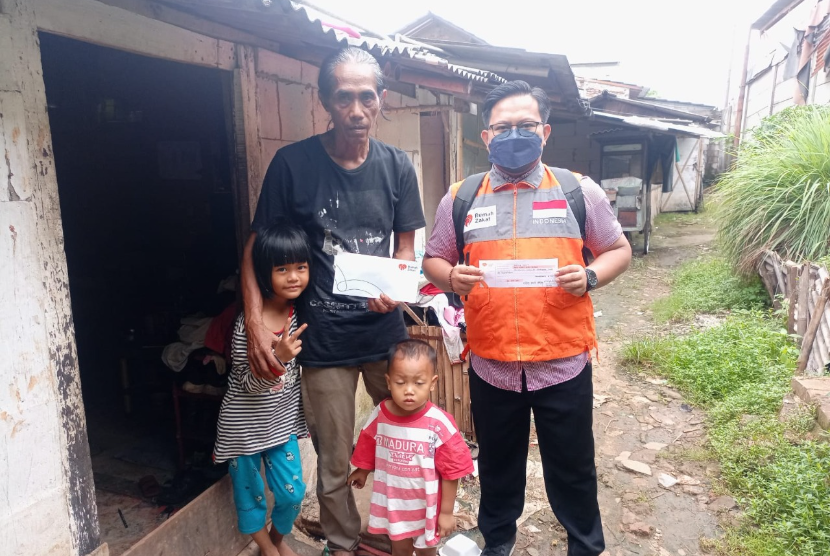 Rumah Zakat Tangerang kembali melakukan penyaluran bantuan yang kini diberikan kepada penerima manfaat atas nama Joko yang tinggal di Jalan Stasiun Tanah Tinggi