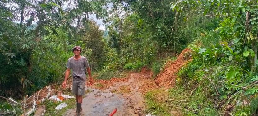 BPBD melakukan pemberisihan akses jalan desa yang tertimbun material longsor di Kecamatan Salopa, Kabupaten Tasikmalaya, Selasa (23/11). 