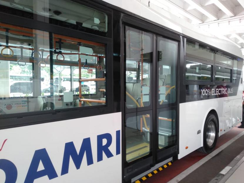 Bus listrik DAMRI yang diujicoba di Bandara Soekarno-Hatta bekerja sama dengan PT Energi Makmur Buana dengan merek Edison Motors. Selain itu juga kerja sama dengan PT Sokonindo Automobile dengan merek mikro bus DFSK. 