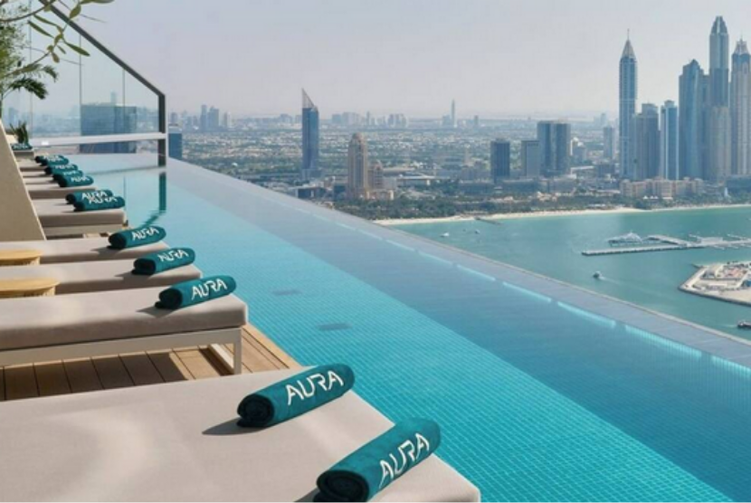 Kolam renang Aura Skypool berada di lantai 50 bangunan Palm Tower. Dari atas kolam renang ini, pengunjung bisa melihat beragam pemandangan menakjubkan dari berbagai sudut, mulai dari kaki langit Dubai, Palm Jumeirah, hingga cakrawala Teluk Arab.