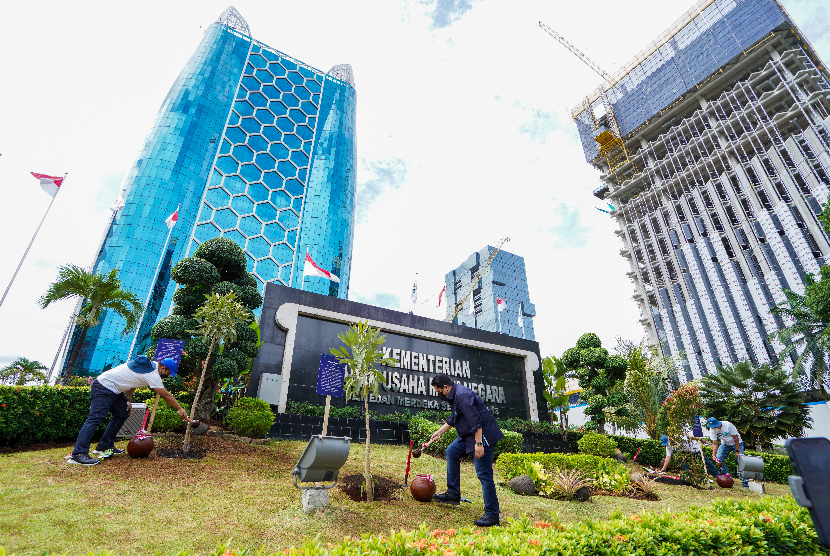 Menteri BUMN Erick Thohir memimpin langsung penanaman pohon yang dilakukan secara serentak di tujuh titik yang berpusat di Gedung Kementerian BUMN di Jakarta, Ahad (28/11). 