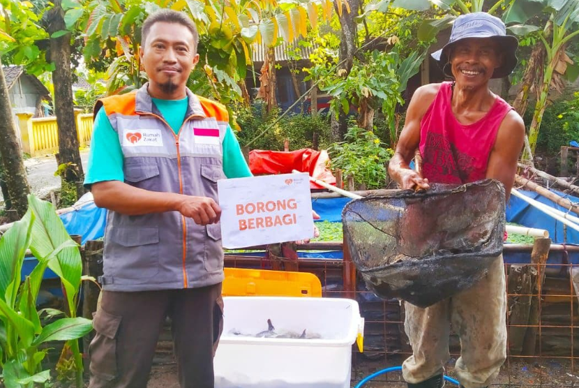 Aksi Borong Berbagi kembali dilakukan Rumah Zakat di Desa Berdaya Keyongan, Boyolali. Rumah Zakat memborong hasil panen budidaya lele milik Slamet.