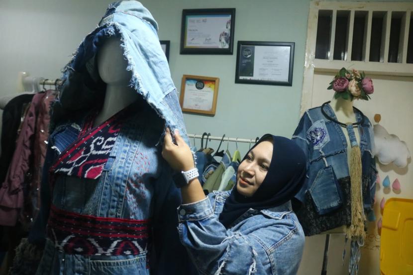 Desainer Feby Ayusta menampilkan pakaian dengan konsep sustainable fashion di Kota Malang, Jawa Timur (ilustrasi). 