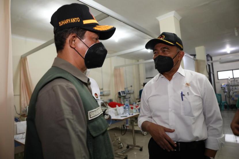 Kepala Badan Nasional Penanggulangan Bencana (BNPB) Letjen TNI Suharyanto (kanan)