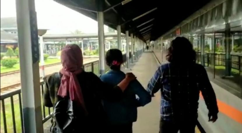 Siskaeee ditangkap polwan saat berada di Stasiun Kota Bandung. Siskaeee saat digelandang Polwan seusai tiba di Stasiun Kota Bandung