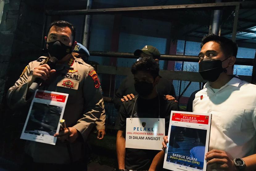 Polresta Bogor Kota mengungkap kasus penodongan penumpang angkutan kota (angkot) dengan senjata tajam, yang dilakukan oleh seorang pengamen mabuk, Rabu (8/12).