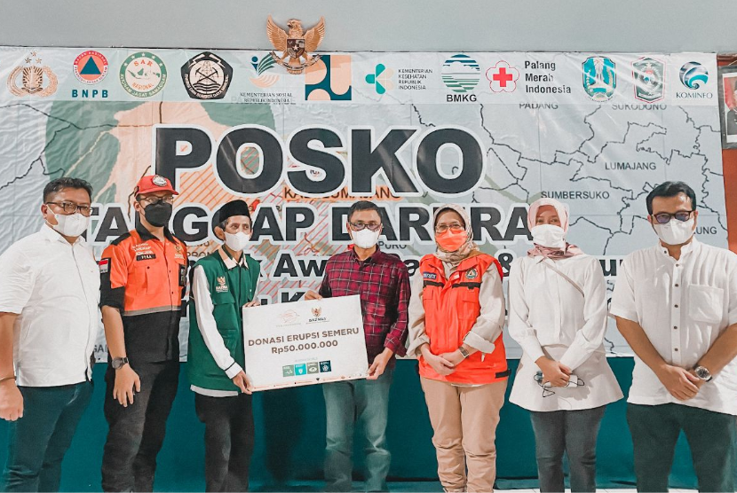PT Pos Indonesia (Persero) melalui CSR Pos Peduli memberikan sejumlah bantuan kepada korban erupsi Semeru di Posko Tanggap Darurat Semeru yang terdapat di Kecamatan Pasirian, Lumajang Rabu (8/12).