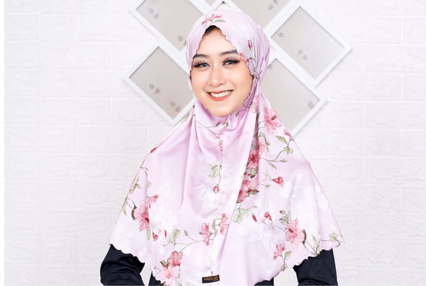 Koleksi hijab Aqillah by Ria menawarkan kenyamanan modest fashion dengan sentuhan khas Bukittinggi.