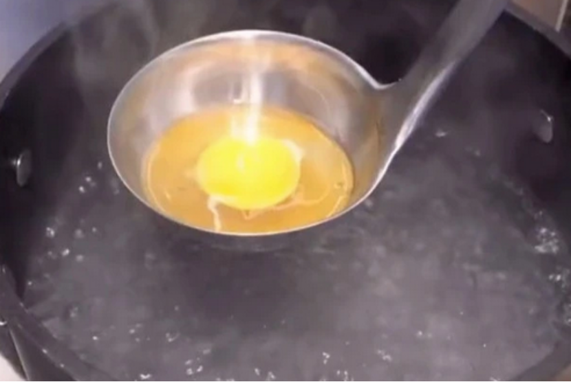 Akun TikTok Caught Snackin membagikan cara membuat poach egg anti gagal.