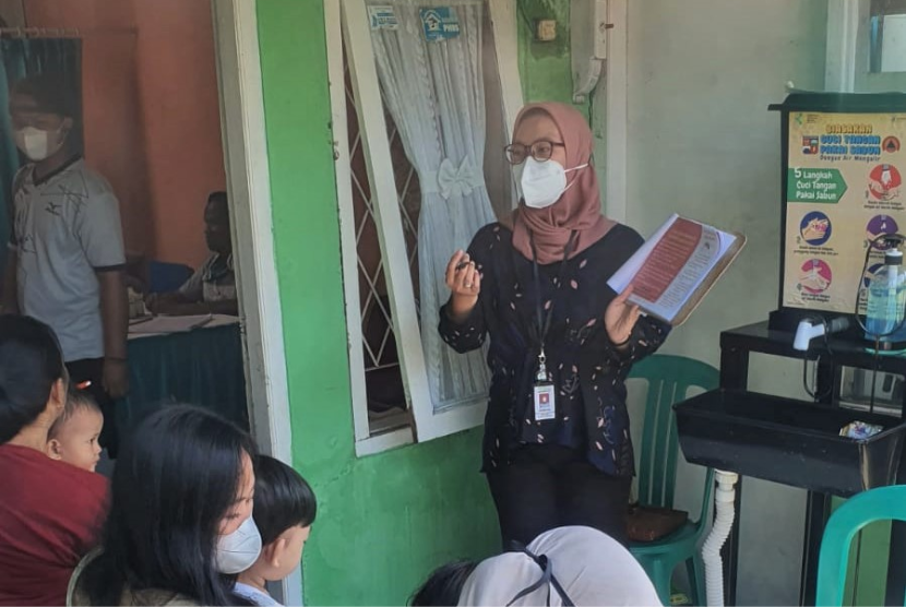 Sebagai bentuk kepeduliaan terhadap warga sekitar, RS AZRA berikan Penyuluhan tentang Demam Berdarah Dengue di Posyandu RW 11 Bantarjati Kota Bogor.