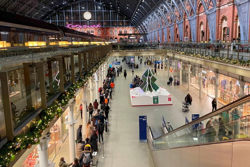Orang-orang mengantre untuk check in Eurstar di Stasiun Kereta St Pancras di London, Jumat (17/12). Wali Kota London Sadiq Khan telah menyatakan status “insiden besar” untuk wilayahnya menyusul merebaknya varian omicron di wilayah itu.