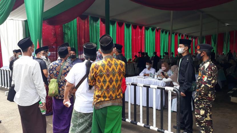 Presiden dan Wapres Hadir Bersama di Muktamar NU Lampung. Foto: Peserta Muktamar ke-34  Nahdlatul Ulama mulai memeriksakan kesehatan dengan aplikasi Pedulilindungi di area muktamar Kampus Universitas Lampung, Senin (20/12).  