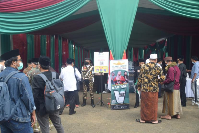 PCNU Kapuas Hulu Berharap Muktamar NU Wujudkan Indonesia Damai. Peserta Muktamar ke-34  Nahdlatul Ulama mulai memeriksakan kesehatan dengan aplikasi Pedulilindungi di area muktamar Kampus Universitas Lampung, Senin (20/12).  