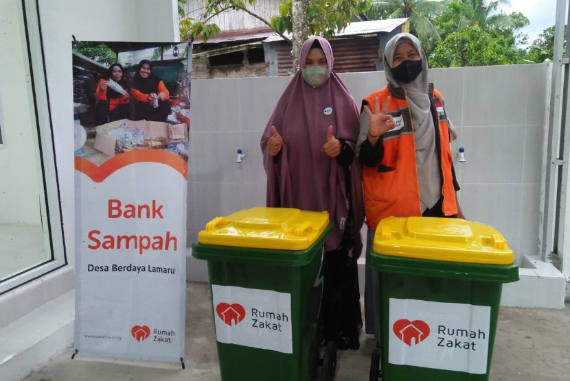 Rumah Zakat memberikan 2 tong sampah kepada majelis taklim Baitu Majelisinna dengan harapan sampah anorganik akan terkumpul banyak dan ditabung di bank sampah pande bersih.