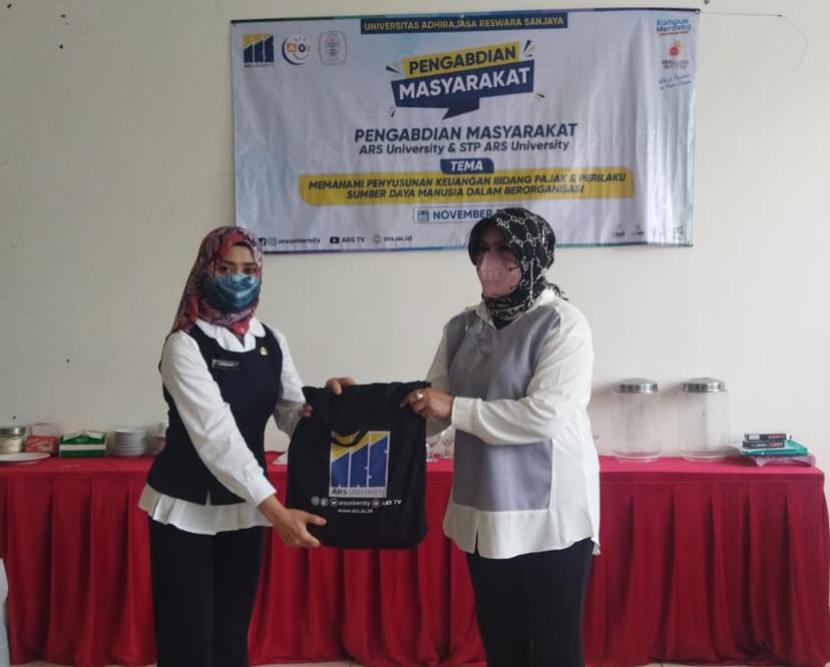 SMAN 19 Bandung menggandeng ARS University menggelar workshop dengan tema Memahami Penyusunan Keuangan Bidang Pajak & Perilaku Sumber Daya Manusia dalam Berorganisasi.