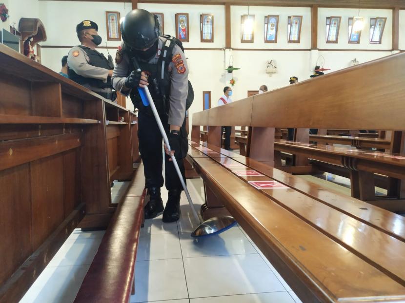 Aparat kepolisian melakukan sterilisasi di gereja, ilustrasi