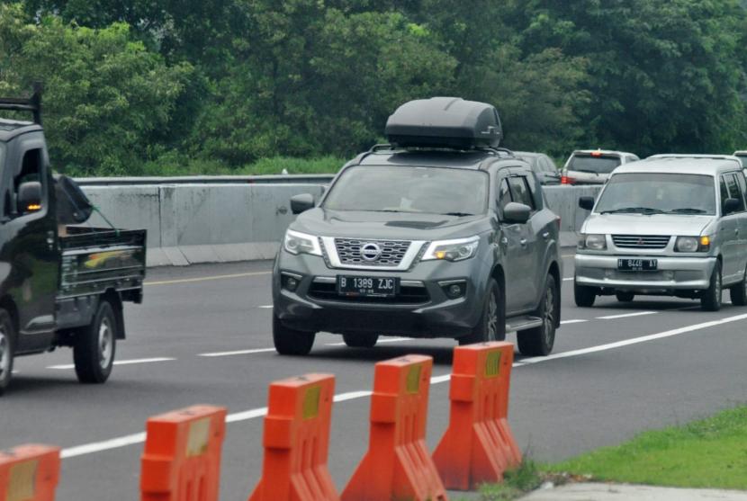 Sejumlah kendaraan asal luar daerah dan luar kota melintas di ruas tol Semarang-Solo di wilayah Kabupaten Semarang, Jawa Tengah. 