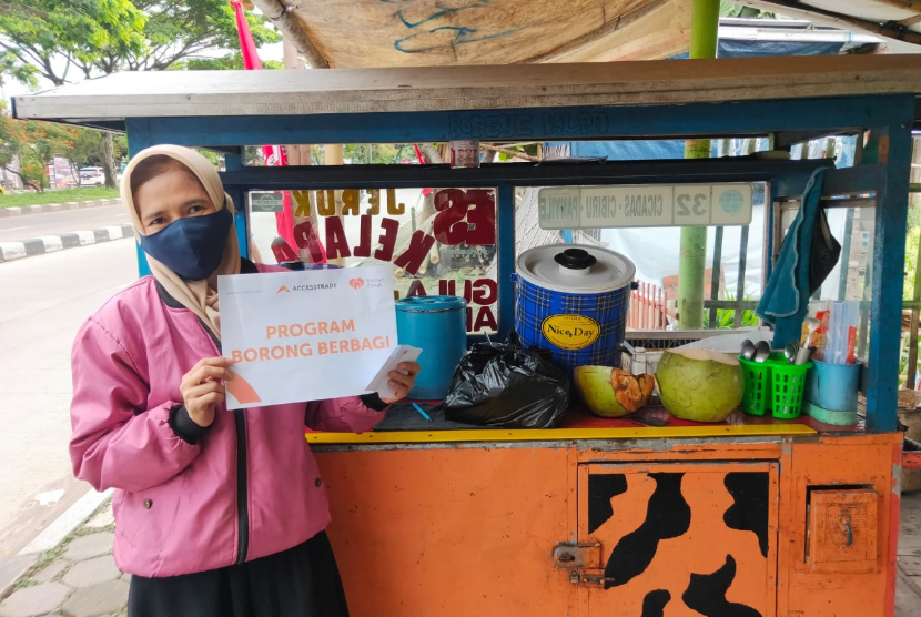 Accesstrade Indonesia bekerja sama dengan Rumah Zakat menyalurkan program Borong Berbagi untuk masyarakat. 