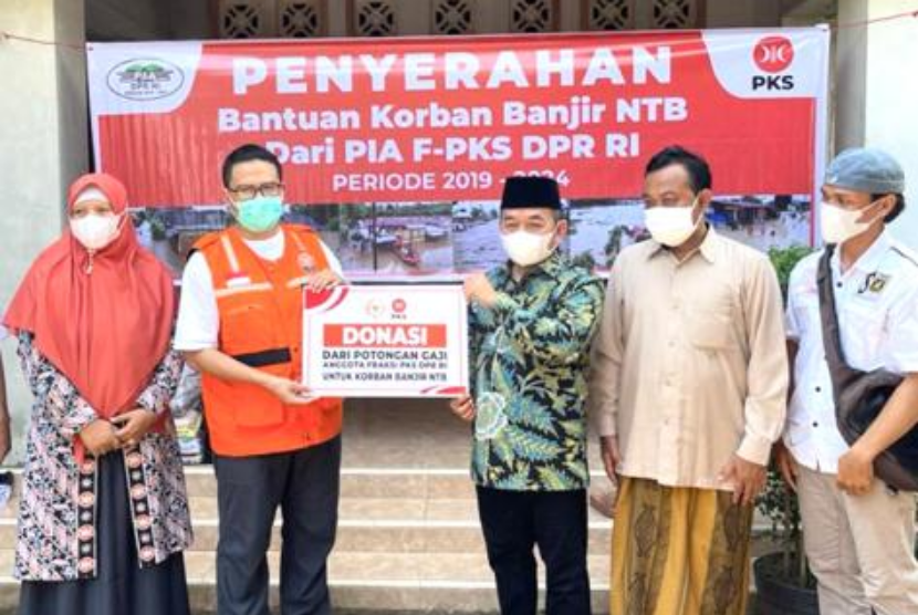 Ketua Fraksi PKS DPR Jazuli Juwaini menyampaikan bantuan untuk korban banjir Lombok Barat.