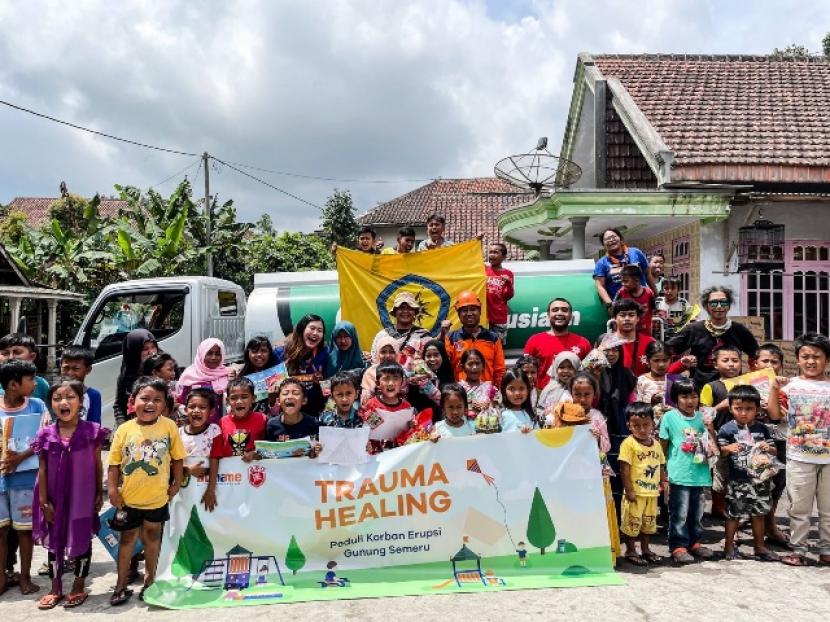 Mahasiswa Pecinta Alam (MPA) Aranyacala Trisakti bantu korban erupsi Semeru dengan Trauma Healing