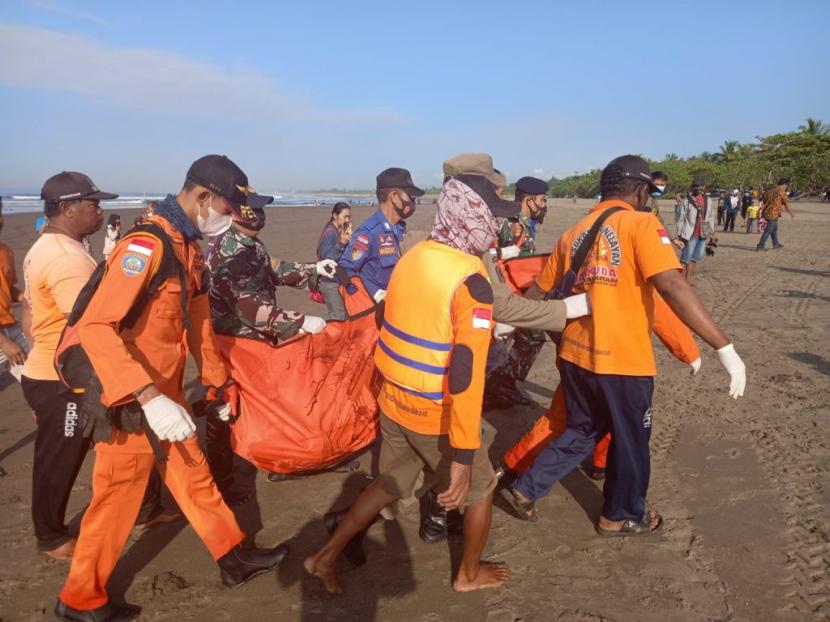 Tim SAR mengevakuasi jenazah wisatawan yang tenggelam di Pantai Pangandaran, Kamis (6/1).