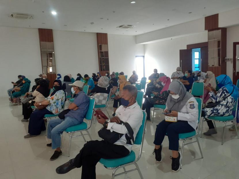Pelaksanaan vaksinasi booster perdana di Tangerang Selatan (Tangsel), bertempat di RSU Tangsel, Rabu (12/1). 