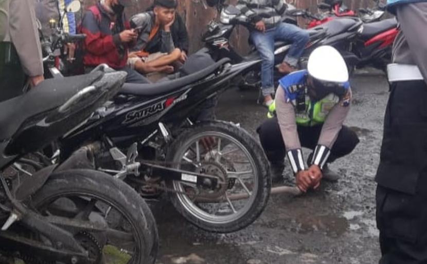 Polisi lalu lintas mengamankan sejumlah kendaraan dengan knalpot ‘brong’ di wilayah hukum Polrestabes Semarang, Rabu (12/1). Polda Jawa Tengah meningkatkan skala razia guna menertibkan kendaraan dengan knalpot bukan standar pabrikan tersebut.