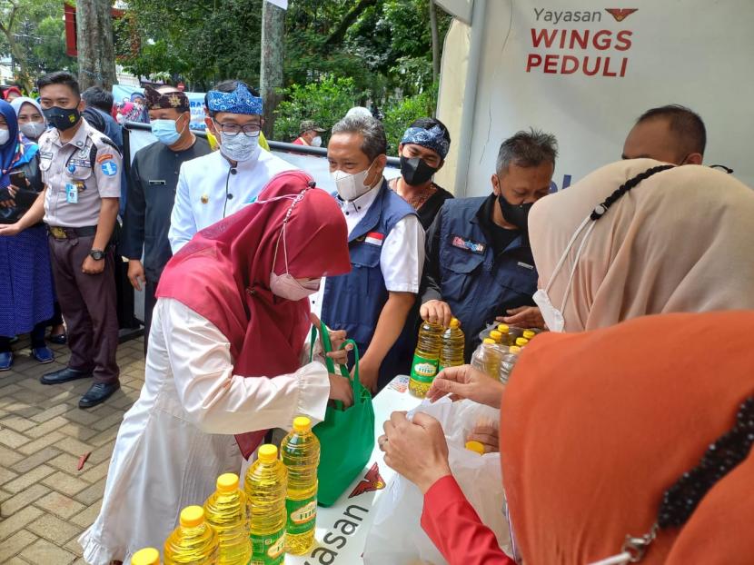 Operasi pasar murah minyak goreng di Taman Dewi Sartika, Kota Bandung, Kamis (13/1/2022).
