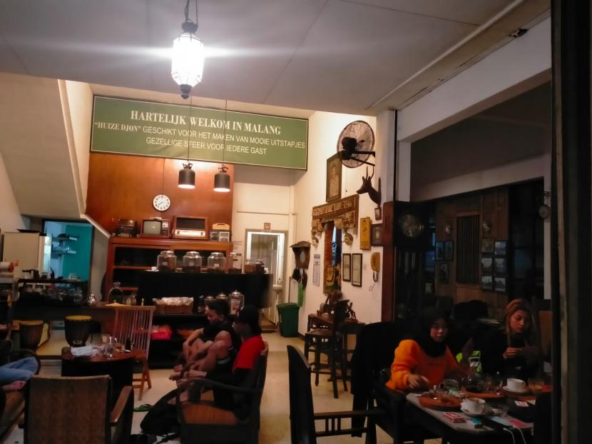 Suasana Huize Jon Cofee di Kota Malang.