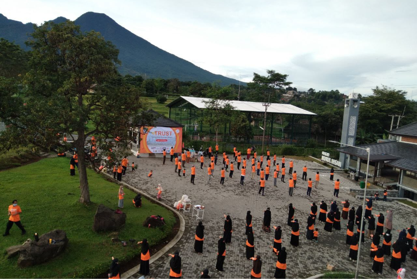 Mengawali semester 2 TA 2021/2022, pada 10 Januari 2022 lalu, NFBS Bogor menyelenggarakan kegiatan family gathering bertajuk Training untuk Semangat Tarbawi (TRUST) untuk seluruh keluarga besar pegawai NFBS Bogor. 