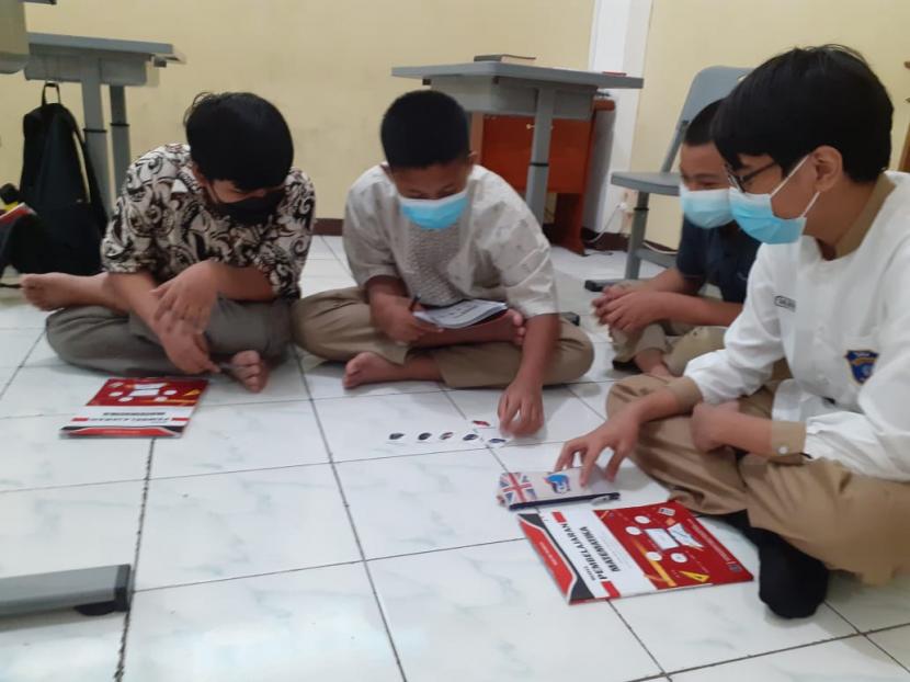 Para siswa kelas VI SD Muhammadiyah Program Khusus Kottabarat Solo mengikuti pembelajaran Matematika menggunakan media kartu poker. Hari Matematika Internasional ditetapkan pada Konferensi Umum ke-40 UNESCO. Ilustrasi.