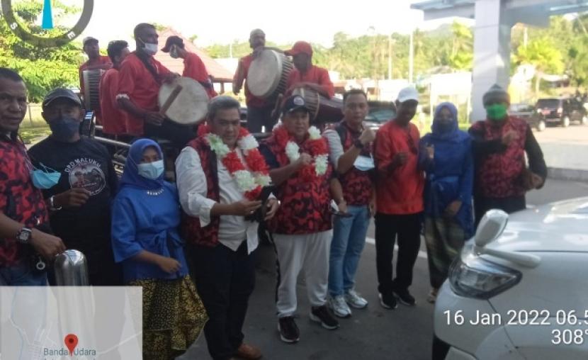 Pembagian SK kepada 11 DPC LPG se- Provinsi Maluku dirangkai dengan Rapat Kerja Daerah (Rakerda) DPD Laskar Ganjar – Puan Provinsi Maluku di Resto Beby Indah Beach di Jln Raya Suli, Tial Pulau Ambon, Ahad (16/1/2022). 