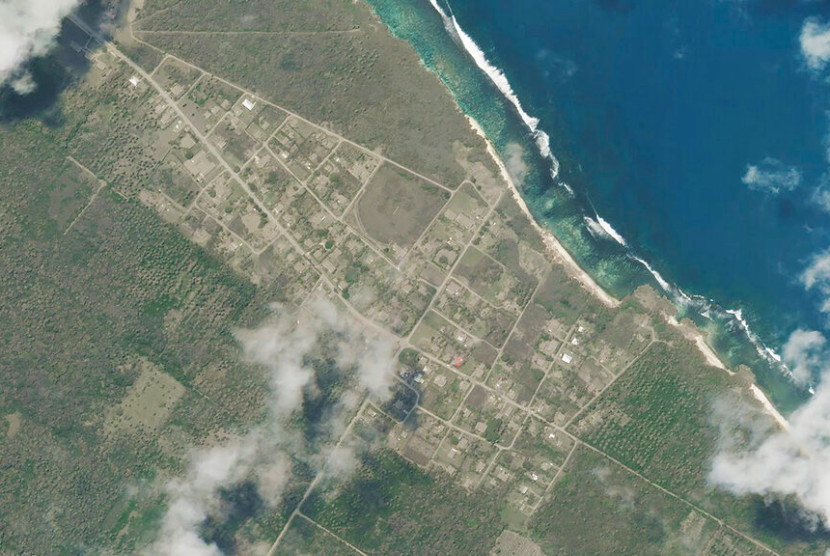 Foto satelit oleh Planet Labs PBC menunjukkan Niutoua di Tongatapu, Tonga, pada Senin 17 Januari 2022.