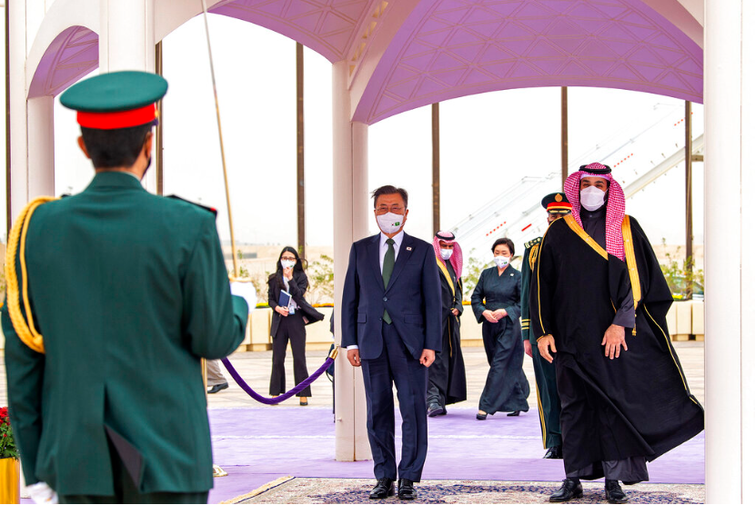 Foto yang dirilis oleh Saudi Royal Palace, menunjukkan Putra Mahkota Arab Saudi Pangeran Mohammed bin Salman (MBS) dan Presiden Korea Selatan (Korsel) Moon Jae-in berdiri di depan penjaga kehormatan di Bandara Internasional Riyadh, Arab Saudi, Selasa (18/1/2022).