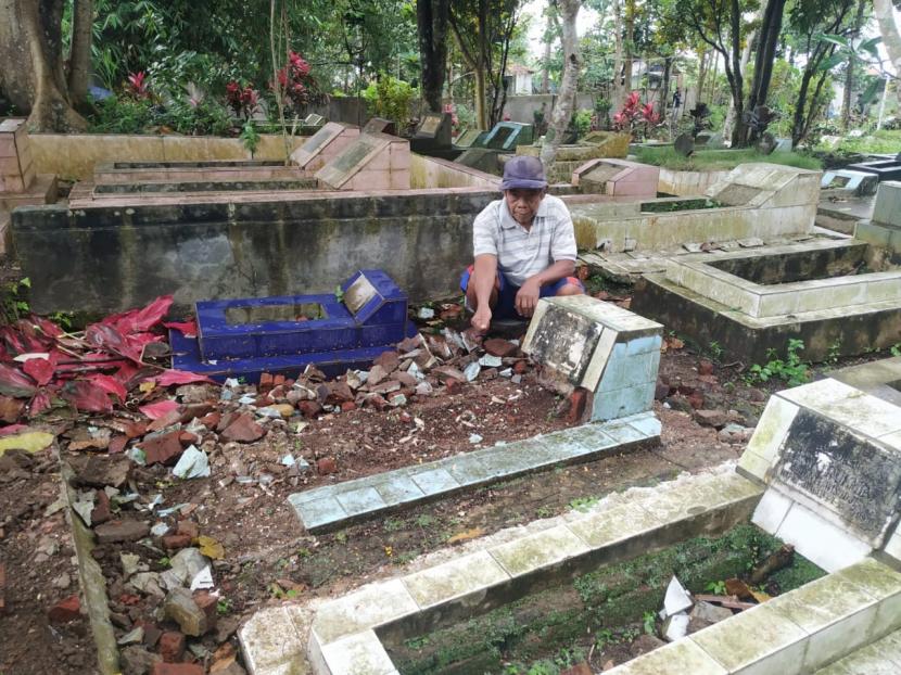 Belasan makam di Kampung Dangdeur, Kelurahan Sukajaya, Kecamatan Mangkubumi, Kota Tasikmalaya, ditemukan dalam kondisi rusak, Kamis (20/1/2022). 