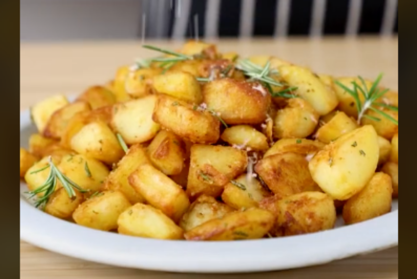 Garlic sauted potatoes ala Chef Morgan Hipworth yang viral di TikTok. Resep kentang renyahnya dapat dibuat tanpa oven. 