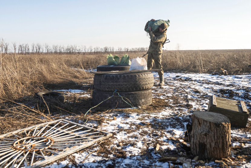 Foto yang diambil Kamis, 20 Januari 2022, seorang tentara membawa paket di garis pperbatasan di wilayah Donetsk, Ukraina. Menteri Luar Neheri AS Antony Blinken akan bertemu dengan Menteri Luar Negeri Rusia Sergei Lavrov di Jenewa. 