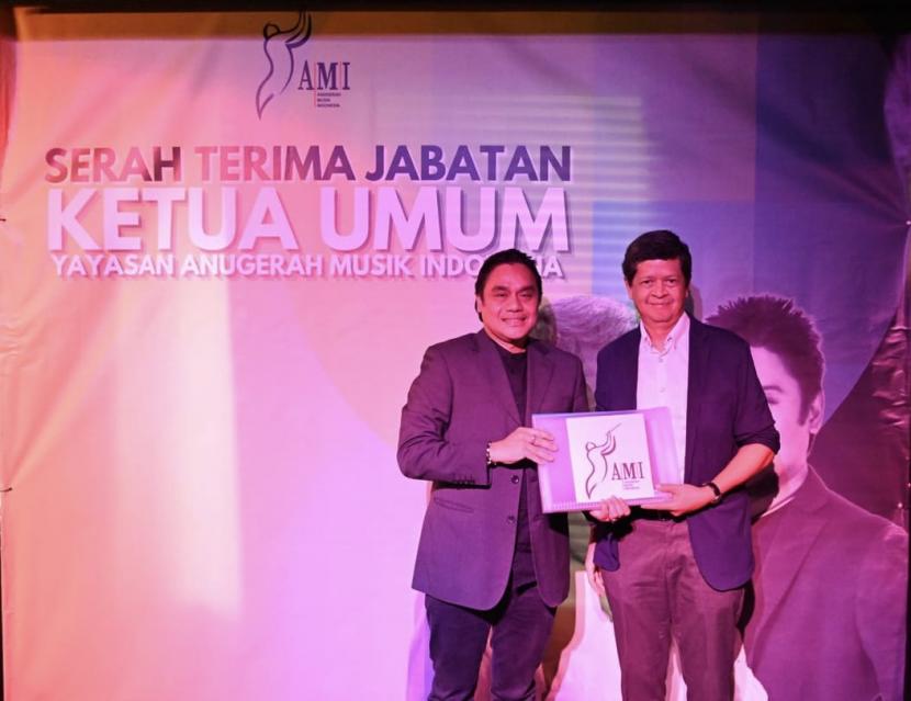 Musisi Candra Darusman resmi menggantikan Dwiki Dharmawan sebagai Ketua Umum Yayasan Anugerah Musik Indonesia.