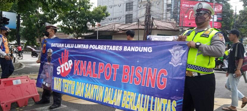 Petugas Satlantas Polrestabes Bandung melakukan sosialisasi ke masyarakat tentang larangan penggunaan knalpot bising di Jalan Merdeka Kota Bandung. Sejumlah pengendara yang didapati memakai knalpot bising ditegur, Rabu (26/1/2022). 