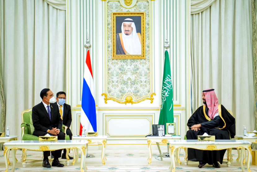Putra Mahkota Saudi Mohammed bin Salman bertemu dengan Perdana Menteri Thailand Prayuth Chan-ocha, di Istana Kerajaan di Riyadh, Arab Saudi, Selasa (25/1/2022). Kedua pemimpin negara tersebut melakukan pertemuan tingkat tinggi pertama setelah tiga dekade.