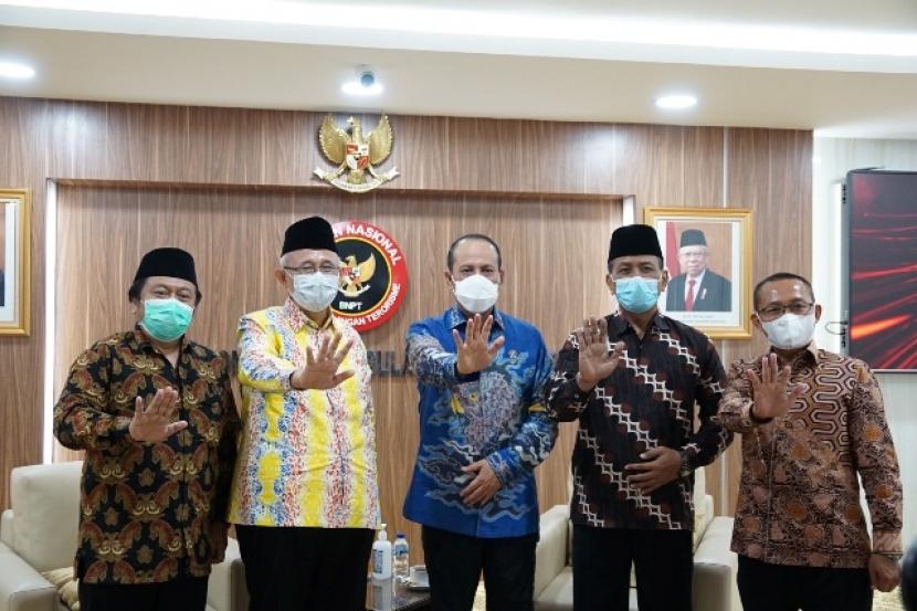 Kepala BNPT, Komjen Pol Boy Rafli Amar (tengah), saat menerima audensi Dewan Pimpinan Pusat Lembaga Dakwah Islam Indonesia di Kantor BNPT, Gedung BUMN, Jakarta, pada Rabu (26/1/2022). . BNPT mengajak segenap ormas Islam cegah radikalisme terorisme 