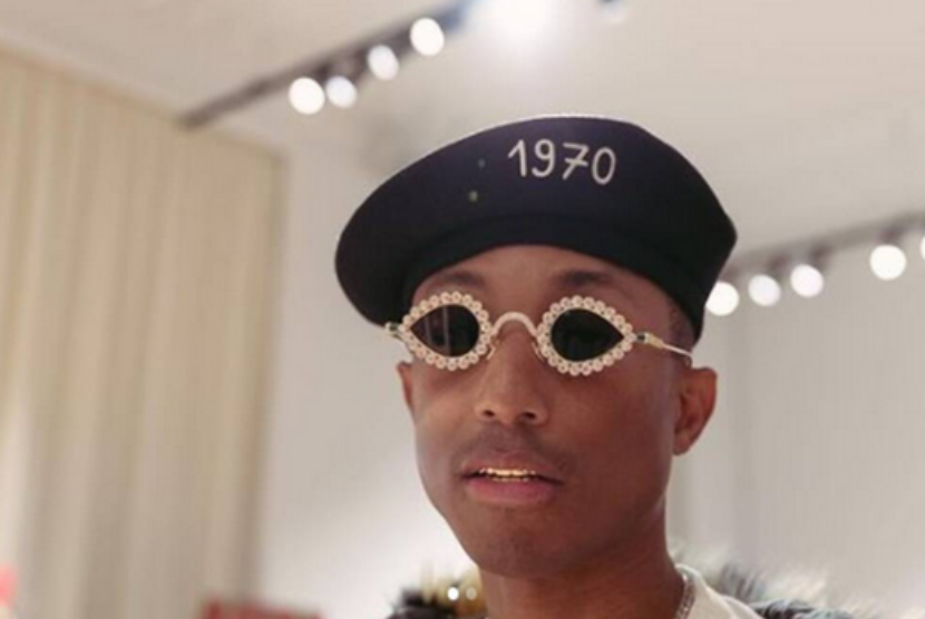 Musisi Pharrell Williams tampil dengan kacamata hasil kolaborasinya dengan perusahaan perhiasan asal Amerika Serikat, Tiffany. Kacamata itu dinilai terinspirasi dari era Mughal, namun baik Pharrell maupun Tiffany tidak mengakuinya.