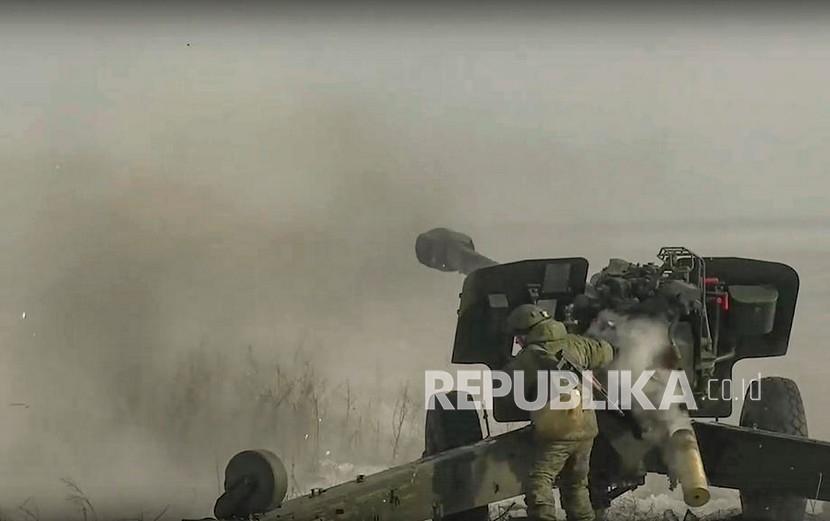 Gambar yang diambil dari video selebaran yang disediakan oleh layanan pers Kementerian Pertahanan Rusia menunjukkan tentara  Rusia dari divisi ke-150 Distrik Militer Selatan menembak dari howitzer 2A65 Msta-B selama pelatihan di wilayah Rostov, Rusia, 28 Januari 2022