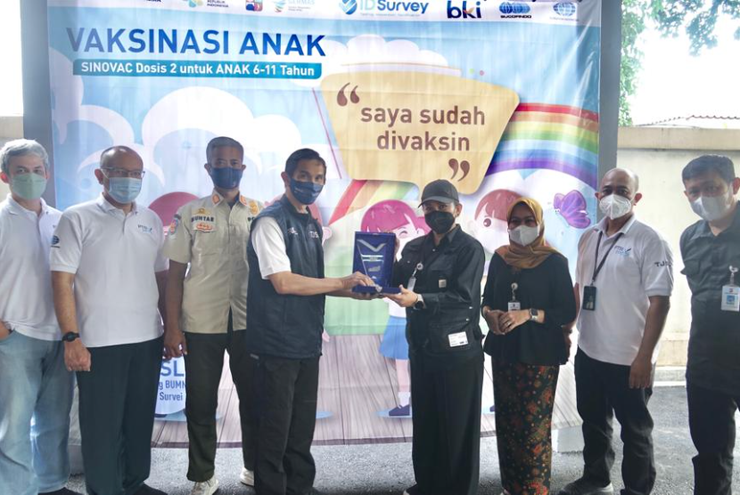 Camat Bogor Timur, Rena De Frina melakukan penyerahan goodybag pada salah satu peserta Program Vaksinasi Anak dosis kedua yang dilaksanakan IDSurvey, Kamis 27 Januari 2022 di Wilayah Kecamatan Bogor Timur, Kota Bogor, Jawa Barat.