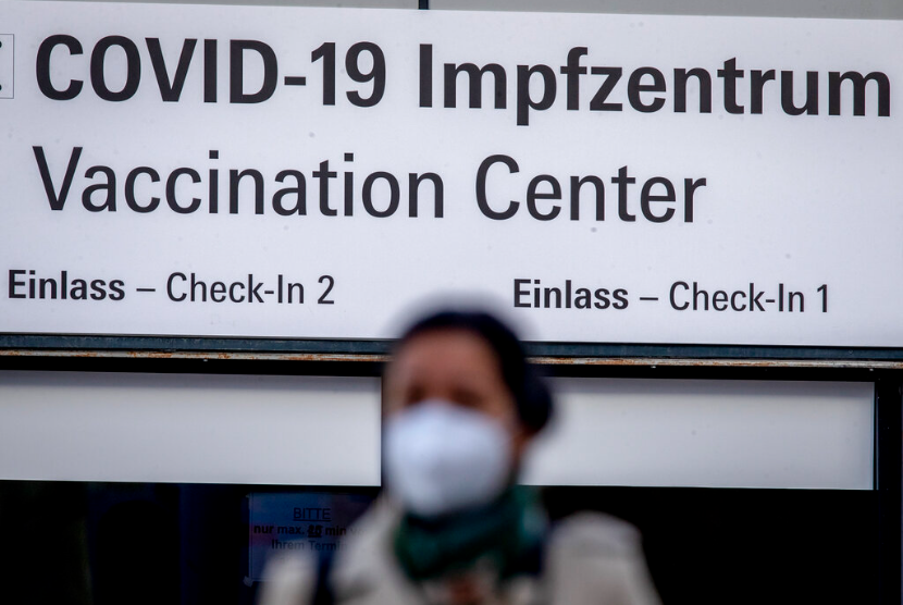 Seorang perempuan melintasi pusat vaksinasi di Frankfurt, Jerman, Kamis (25/2/2021). Pemerintah Jerman telah gagal mencapai tujuannya memvaksinasi Covid-19 80 persen populasi sebelum akhir Januari.
